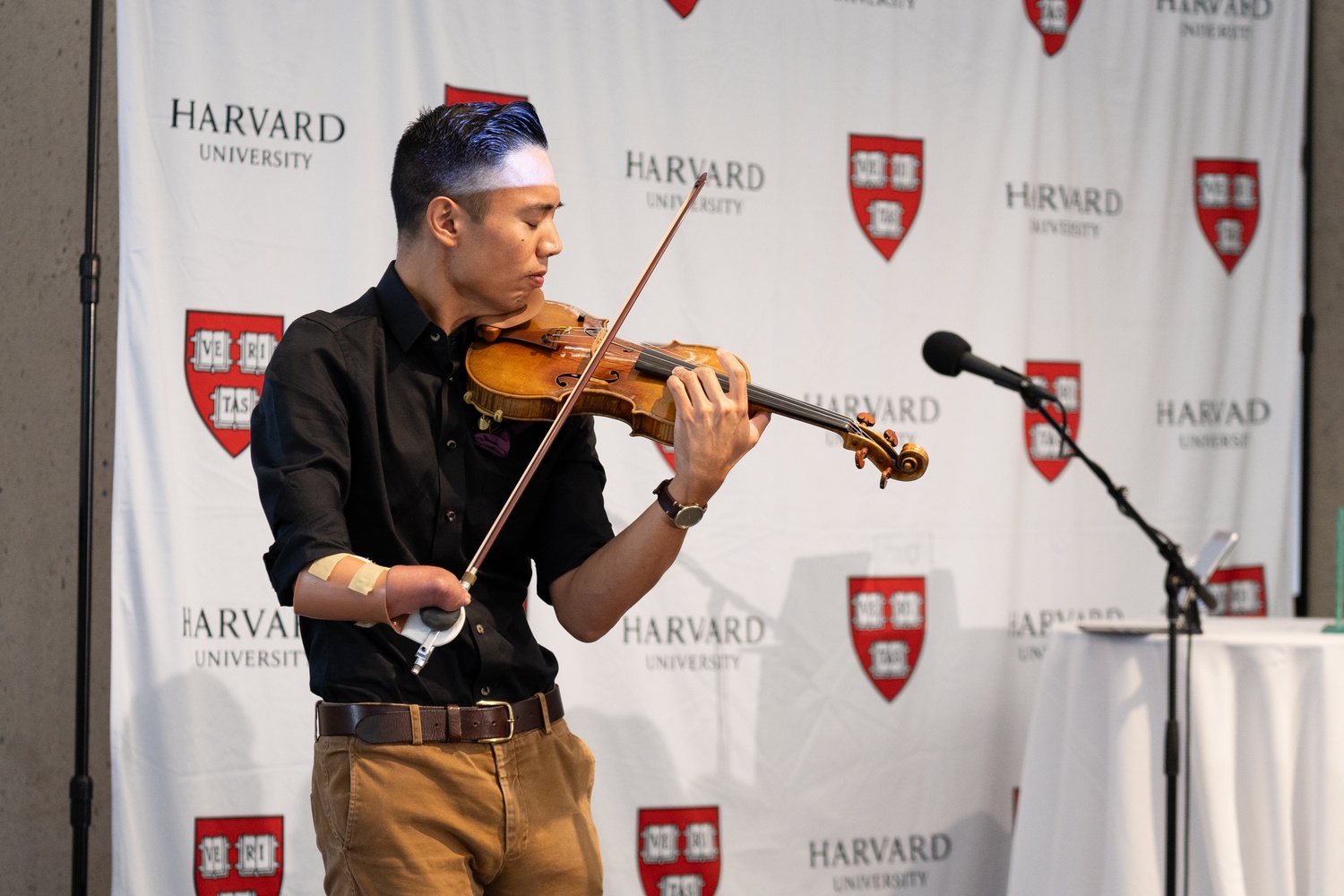 Adrian S. Anantawan, a Canadian violinist and graduate of the Graduate School of Education, performed during the celebration.