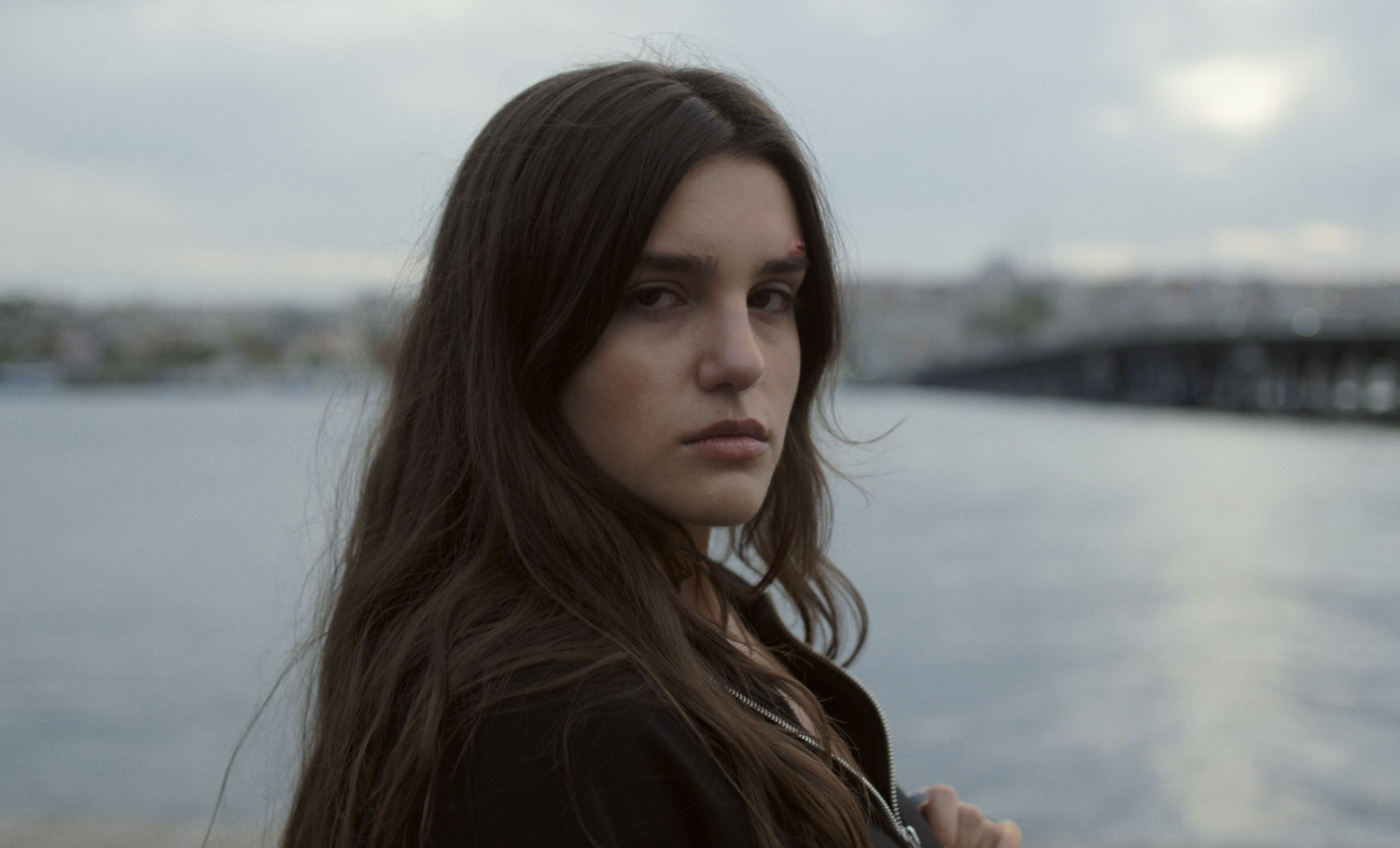 Melia Kara as Hazal in "Ellbogen" or "Elbow"