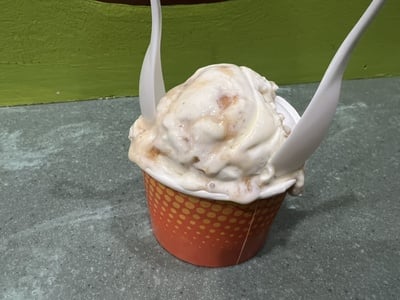 Cover image for Lizzy's ice cream