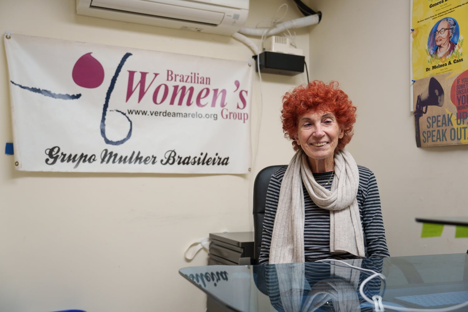 Heloisa M. Galvão, Diretora Executiva do Grupo de Mulheres Brasileiras, com sede em Brighton, posa para um retrato em sua mesa.