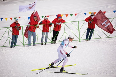 Cover image for Skiing in front of fans