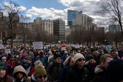 Cover image for More Than 500 Researchers, Physicians Rally at Boston Common To Protest Trump’s Attacks on Research Funding