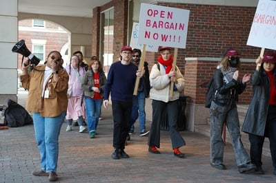 Cover image for Harvard Grad Union Agrees To Bargain Without Ground Rules
