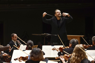 Cover image for Nelsons Conducts Mozart and Strauss