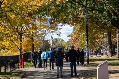 Cover image for Harvard Families Arrive on Campus for Family Weekend