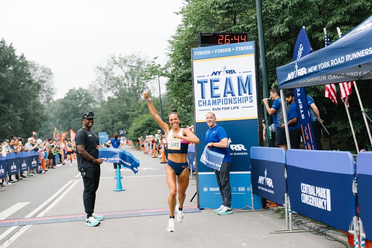 Felicia Pasadyn ’22 crosses the finish line.