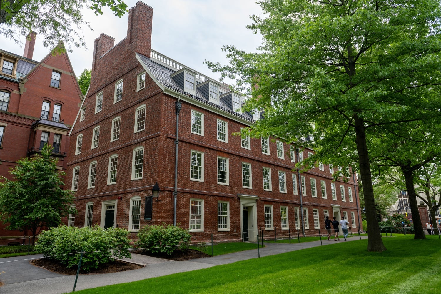 Harvard is privately considering a rapid fundraising push to secure $500 million for University-wide scientific research priorities, according to two people familiar.