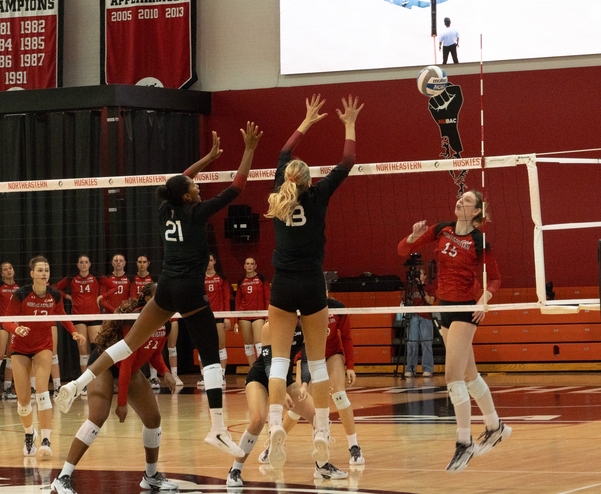 Patterson and Farquhar join for a block attempt.