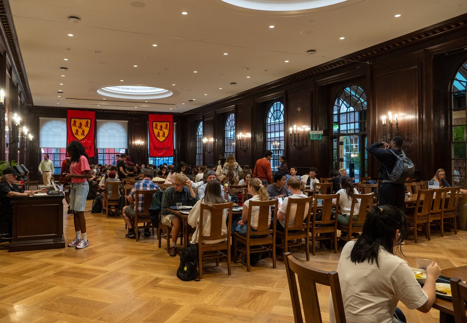 More than 1,000 undergraduates have signed a petition demanding the University reach a fair contract with its dining hall workers as contract negotiations drag on and the possibility of a strike looms.